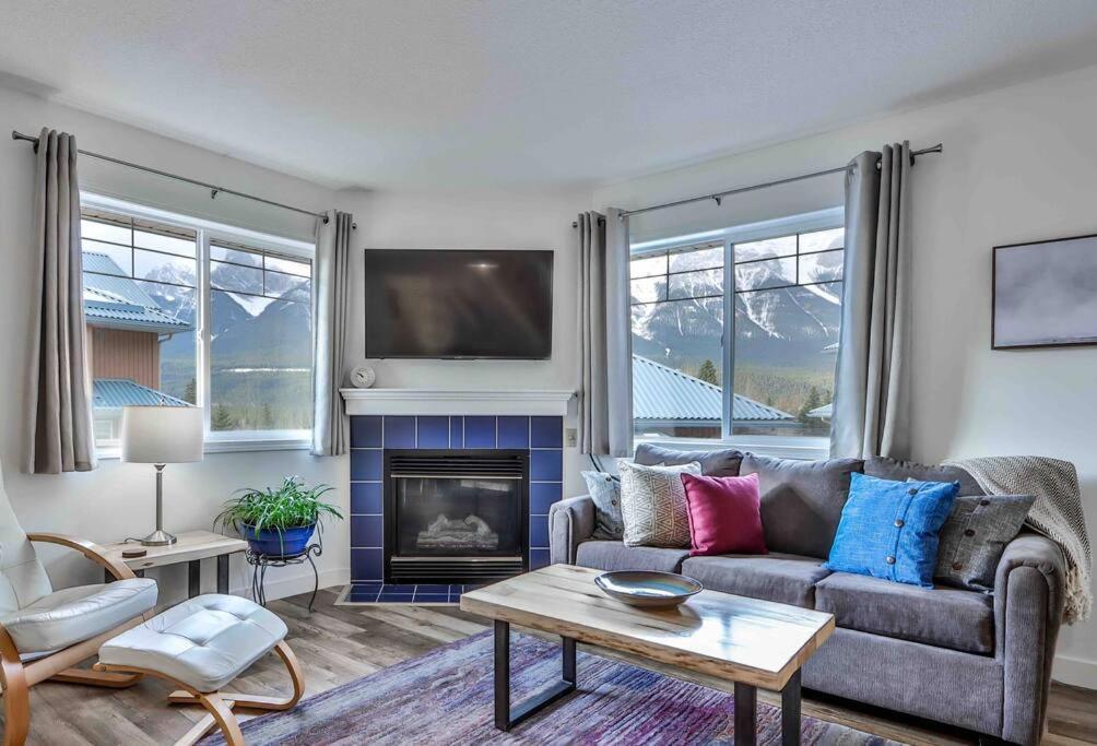 Big Mountain Views - Bright 2-Story Corner Unit Apartment Canmore Exterior photo
