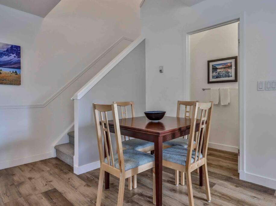 Big Mountain Views - Bright 2-Story Corner Unit Apartment Canmore Exterior photo