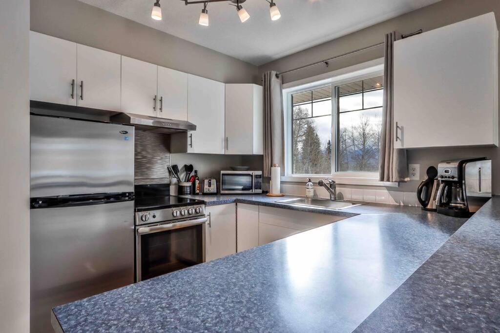 Big Mountain Views - Bright 2-Story Corner Unit Apartment Canmore Exterior photo