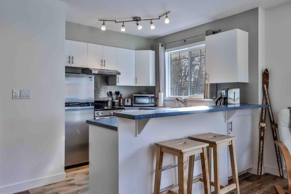 Big Mountain Views - Bright 2-Story Corner Unit Apartment Canmore Exterior photo