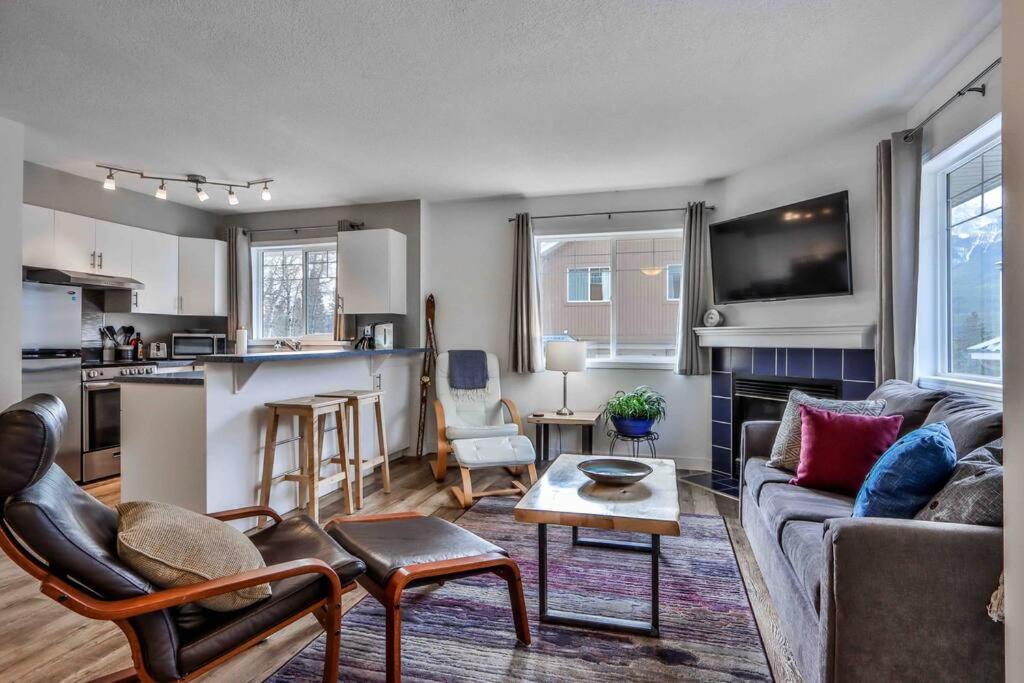 Big Mountain Views - Bright 2-Story Corner Unit Apartment Canmore Exterior photo