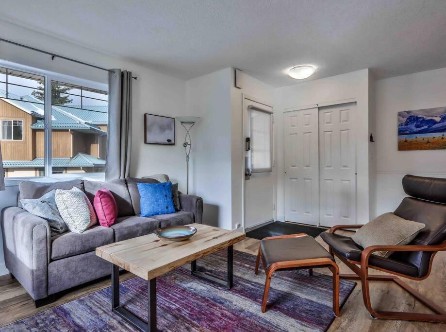 Big Mountain Views - Bright 2-Story Corner Unit Apartment Canmore Exterior photo