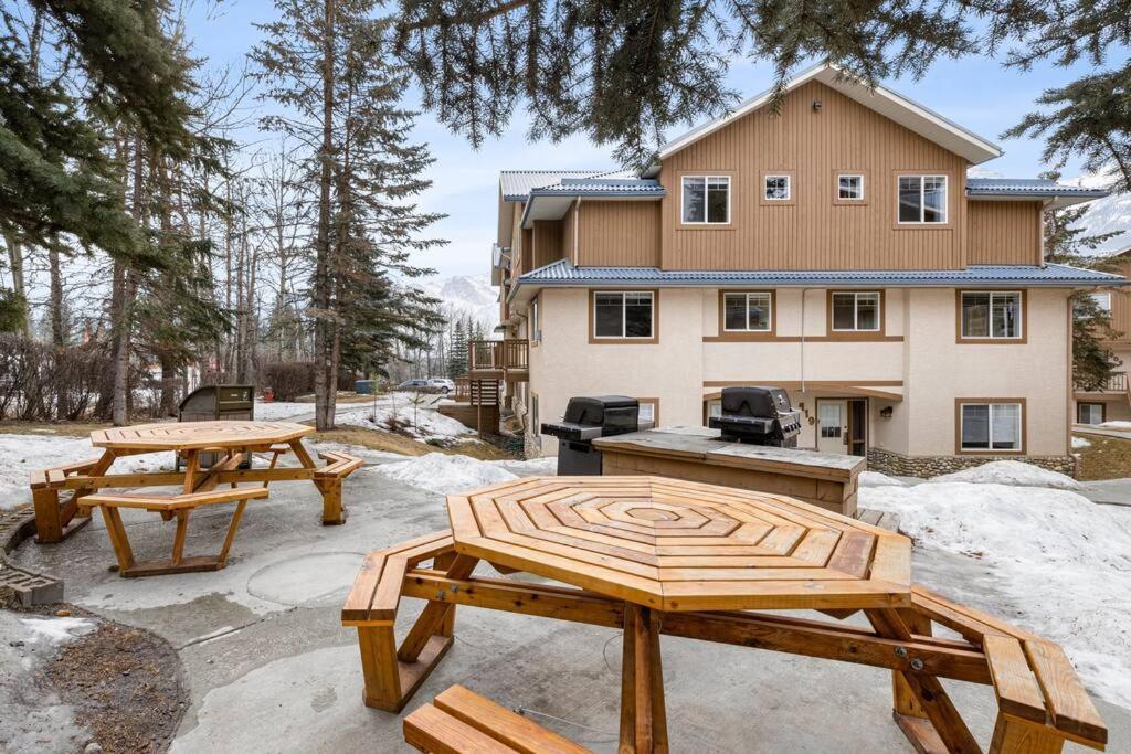 Big Mountain Views - Bright 2-Story Corner Unit Apartment Canmore Exterior photo