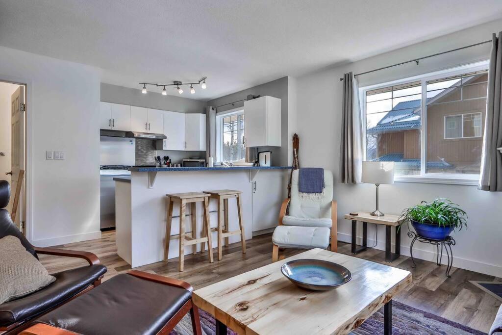 Big Mountain Views - Bright 2-Story Corner Unit Apartment Canmore Exterior photo