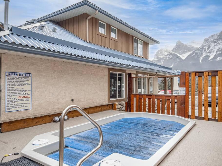 Big Mountain Views - Bright 2-Story Corner Unit Apartment Canmore Exterior photo